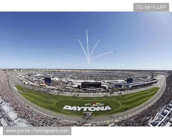 格伦代尔站练习视频曝光,车手在巨型三跳泥地赛道反复试验高难度动作