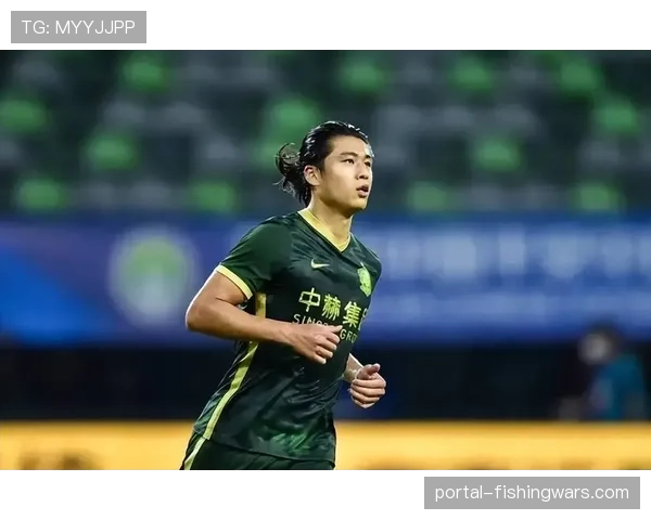 特写:伤愈复出的张玉宁在训练中加练背身拿球,丰富国安战术支点作用