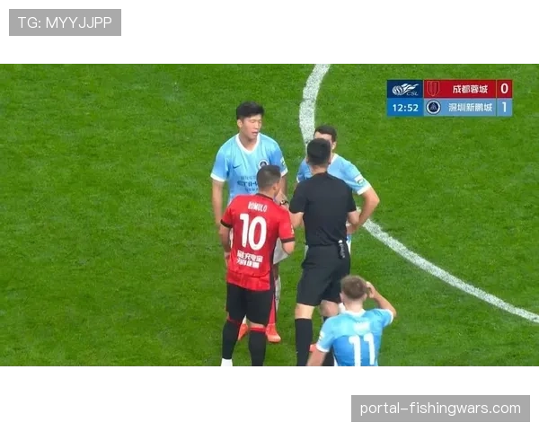 冲突瞬间：布雷斯特球员不满判罚围攻裁判，队长吃到黄牌